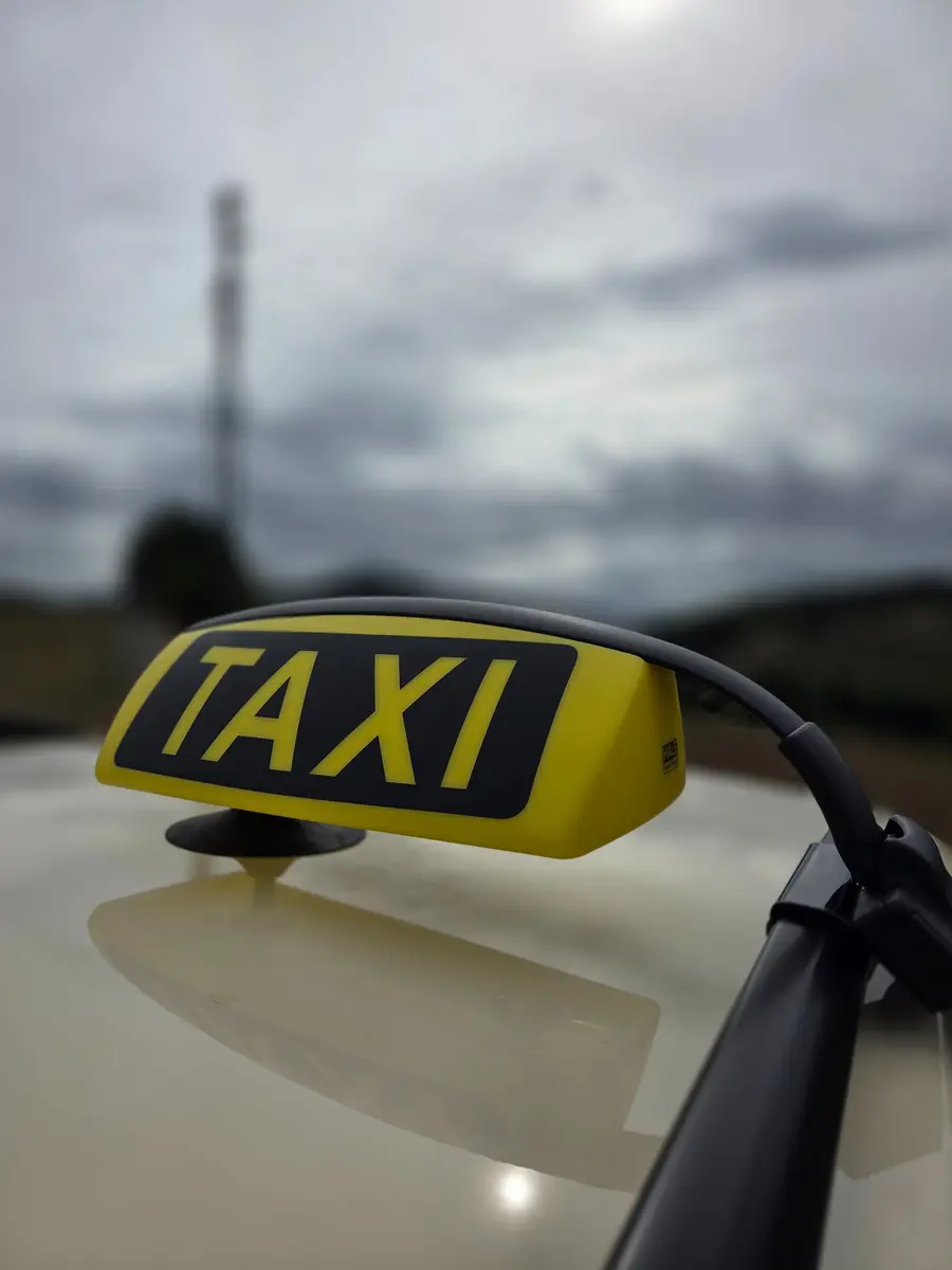 Gelbes Taxi-Dachschild auf einem Fahrzeug von Taxi Birkenau