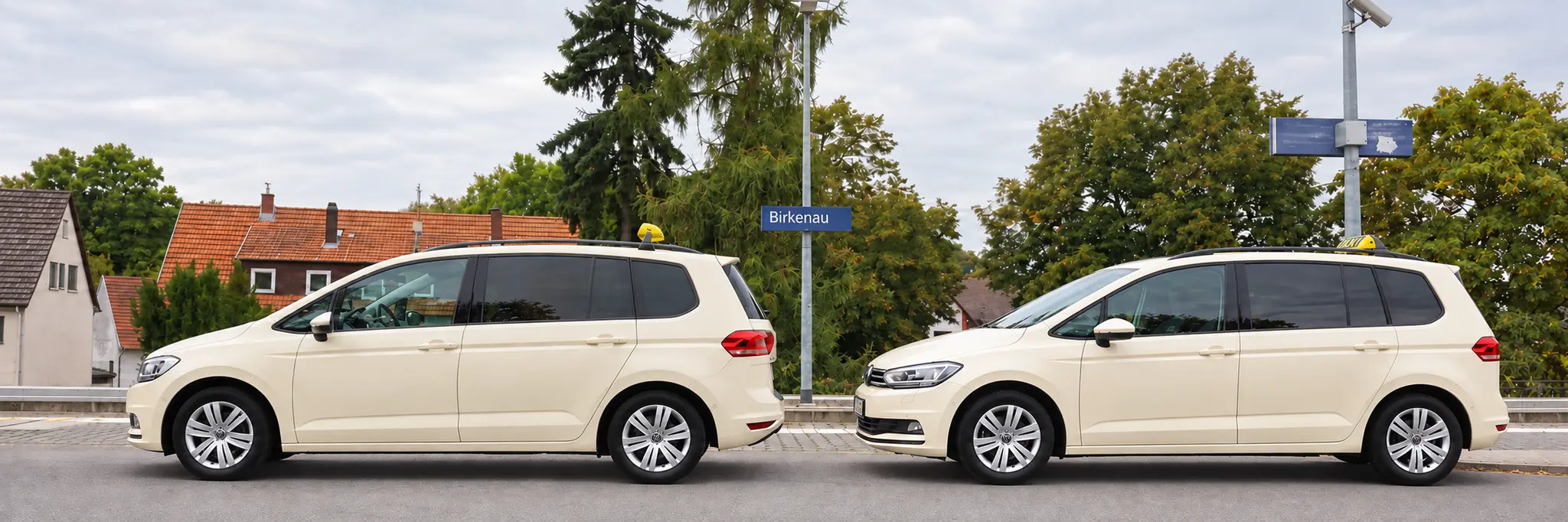 Zwei Taxis am Ortsschild Birkenau
